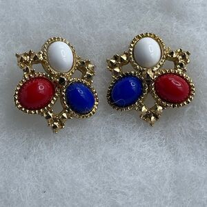 Vintage Sarah Coventry Americana Patriotic clip earrings.